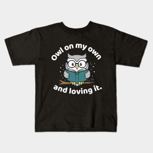Owl On My Own | Book Lover Solo Time Enjoyment Kids T-Shirt